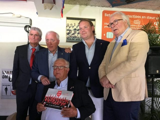 Ontroerde Mart Smeets presenteert Jubileumboek