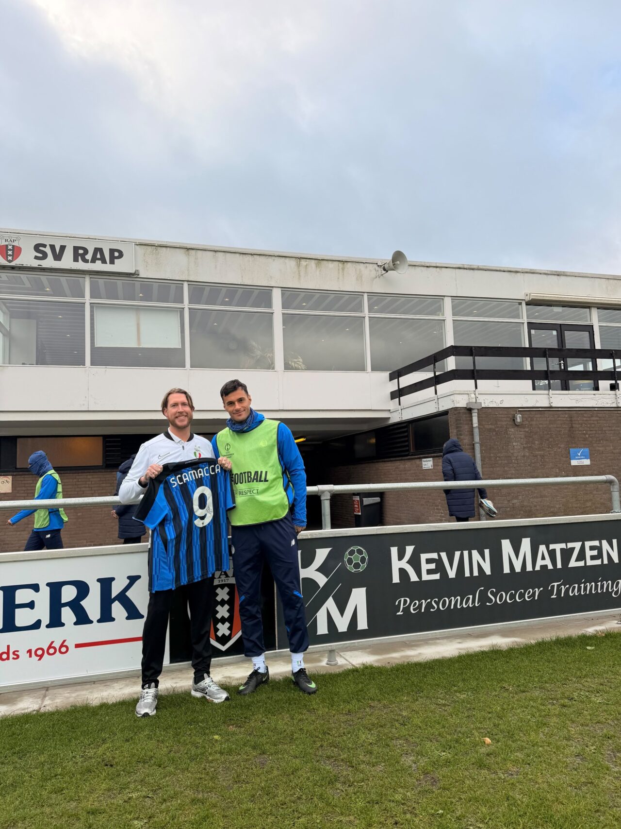 Gesigneerd Atalanta-shirt met naam Scamacca en nummer 9 voor het clubhuis van SV RAP