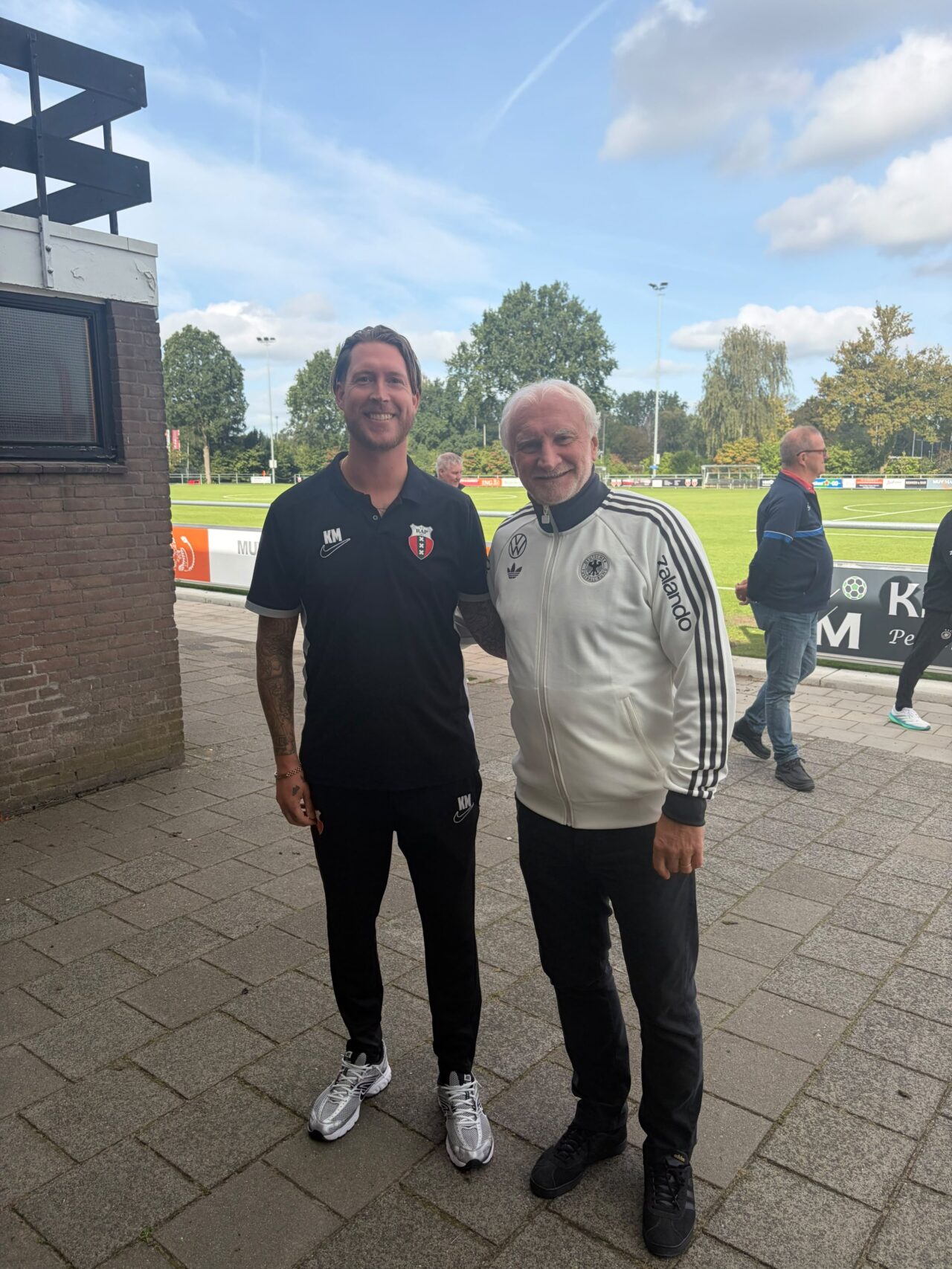 Clubmanager Kevin Matzen met een lid van de Duitse delegatie op sportcomplex RAP