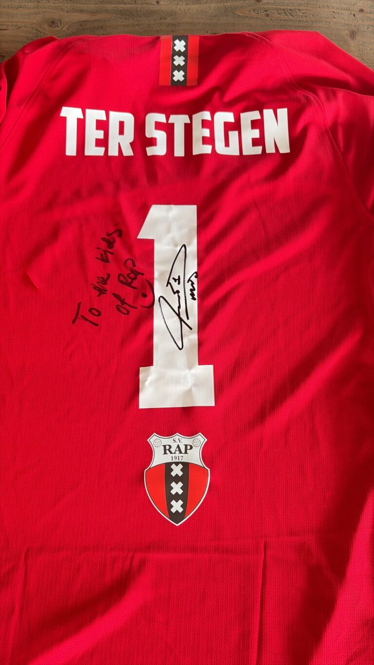 Gesigneerd rood RAP-shirt met naam Ter Stegen en nummer 1, met de tekst To the kids of RAP